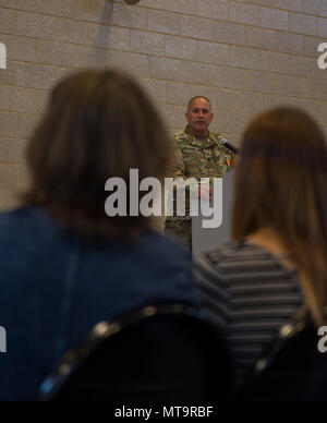 Heute haben wir Abschied von Sgt. Maj. Gary McCann, das nach 32 Jahren Dienst schließlich geschnürt'em up für die letzte Zeit. Während einer Zeremonie, die seine Frau und seine drei Kinder inbegriffen, McCann wurde von Oberst Stephen Schemenauer, brigade Commander gepriesen, und erläutert die Folgenden: Commander's Award für öffentlichen Dienst, der aus dem Amt des Gouverneurs, Minnesota Medaille für Verdienste und eine spezielle Plakette von der Brigade. "Ich weiß, dass sie für ihre Offenheit, und wie Sie sich interessieren für Soldaten über alle", sagte Schemenauer. Stockfoto