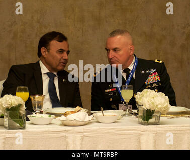 Generalmajor Blake C. Ortner, 29 Infanterie Division kommandierenden General und Pakastani Botschafter in Kuwait sprechen bei der Kuwait International Air Power und Verteidigung Symposium Essen, 27. März 2017 im Regency Hotel, Kuwait City, Kuwait. KIAPADS wurde im Gedenken an die Befreiung von Kuwait statt. ( Stockfoto