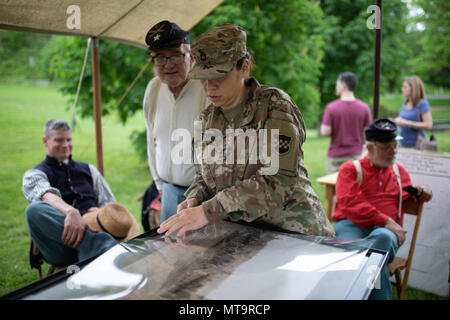 Sgt. 1. Klasse Jessica Espinosa, Training und Operations Officer mit der 354 Mobile Public Affairs Distanz, ein US Army Reserve Einheit noncommissioned gegründet aus Coraopolis, Pa, schaut sich ein Foto von der ursprünglichen Bürgerkrieg Knap unabhängige Batterie "E" während einer lebendigen Geschichte Veranstaltung im oberen St. Clair, Pa, 19. Mai 2018. (U.S. Armee Foto: Staff Sgt. Dalton Smith) Stockfoto