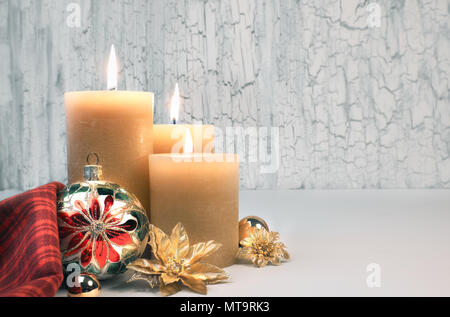 Drei brennenden Kerzen mit goldenem Weihnachtsschmuck auf rustikalen neutralen Hintergrund. Happy dritten Advent! Dieses Bild ist belebt und bietet Platz für ihre t Stockfoto
