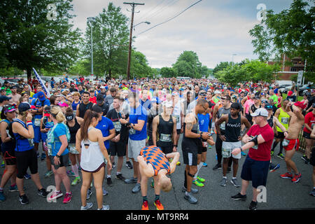 Teilnehmer strech, die vor dem Ausführen des 11. jährlichen Marine Corps historischen (MCHH), ein 13,1 km Route von der Fredericksburg Expo Center in die historische Innenstadt von Fredericksburg, Virginia, 20. Mai 2018. Die MCHH lockt über 8.000 Teilnehmer und beinhaltet die Devil Dog Double und Marine Corps Semper 5ive Rennen. (U.S. Marine Corps Foto von Pfc. Quinn verletzt) Stockfoto