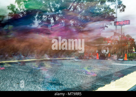 Die Teilnehmer des 11. jährlichen Marine Corps historischen (MCHH) der 13,1 km langen Strecke von der Fredericksburg Expo Center in der historischen Innenstadt von Fredericksburg, Virginia, 20. Mai 2018 laufen. Die MCHH lockt über 8.000 Teilnehmer und beinhaltet die Devil Dog Double und Marine Corps Semper 5ive Rennen. (U.S. Marine Corps Foto von Pfc. Quinn verletzt) Stockfoto