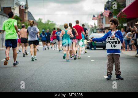 Eine junge Zuschauer high-fives Läufer während der 11. jährlichen Marine Corps historischen (MCHH) 13,1 - 1,6 km Lauf durch die historische Innenstadt von Fredericksburg, Virginia, 20. Mai 2018 Die MCHH lockt über 8.000 Teilnehmer und beinhaltet die Devil Dog Double und Marine Corps Semper 5ive Rennen. (U.S. Marine Corps Foto von Pfc. Quinn verletzt) Stockfoto