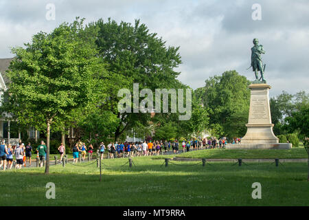 Die Teilnehmer des 11. jährlichen Marine Corps historischen (MCHH) der 13,1 km langen Strecke von der Fredericksburg Expo Center in der historischen Innenstadt von Fredericksburg, Virginia, 20. Mai 2018 laufen. Die MCHH lockt über 8.000 Teilnehmer und beinhaltet die Devil Dog Double und Marine Corps Semper 5ive Rennen. (U.S. Marine Corps Foto von Pfc. Quinn verletzt) Stockfoto