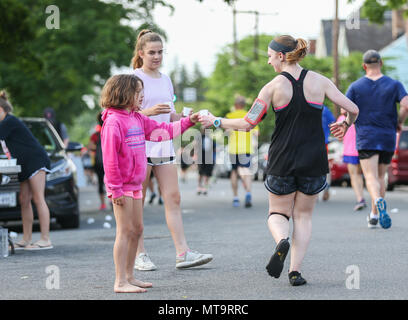 Freiwillige Hand, Wasser zu den Teilnehmern des 11. jährlichen Marine Corps historischen (MCHH) laufen in Fredericksburg, Virginia, 20. Mai 2018. Die MCHH lockt über 8.000 Teilnehmer und beinhaltet die Devil Dog Double und Marine Corps Semper 5ive Rennen. (U.S. Marine Corps Foto von Cpl. Cristian L. Ricardo) Stockfoto
