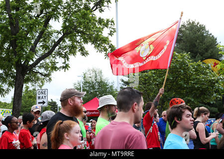 Die Teilnehmer stehen durch die vor dem Ausführen des 11. jährlichen Marine Corps historischen (MCHH), ein 13,1 km Route von der Fredericksburg Expo Center in die historische Innenstadt von Fredericksburg, Virginia, 20. Mai 2018. Die MCHH lockt über 8.000 Teilnehmer und beinhaltet die Devil Dog Double und Marine Corps Semper 5ive Rennen. (U.S. Marine Corps Foto von Cpl. Cristian L. Ricardo) Stockfoto