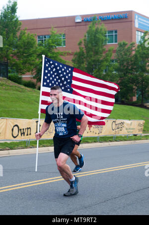 Us Marine Corps Oberst Mark H. Clingan, kommandierender Offizier, die grundlegende Schule Teilnehmer an der 11. jährlichen Marine Corps historischen (MCHH) der 13,1 km langen Strecke von der Fredericksburg Expo Center in der historischen Innenstadt von Fredericksburg, Virginia, 20. Mai 2018 laufen. Die MCHH lockt über 8.000 Teilnehmer und beinhaltet die Devil Dog Double und Marine Corps Semper 5ive Rennen. (U.S. Marine Corps Foto von Pfc. Yuritzy Gomez) Stockfoto