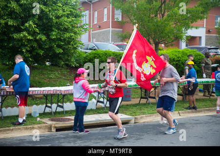 Freiwillige Hand, Wasser zu Teilnehmer Semper 5ive Rennen der 11. jährlichen Marine Corps historischen (MCHH) laufen in Fredericksburg, Virginia, 20. Mai 2018. Die MCHH lockt über 8.000 Teilnehmer und beinhaltet die Devil Dog Double und Marine Corps Semper 5ive Rennen. (U.S. Marine Corps Foto von Pfc. Yuritzy Gomez) Stockfoto