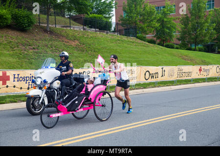 Die Teilnehmer des 11. jährlichen Marine Corps historischen (MCHH) der 13,1 km langen Strecke von der Fredericksburg Expo Center in der historischen Innenstadt von Fredericksburg, Virginia, 20. Mai 2018 laufen. Die MCHH lockt über 8.000 Teilnehmer und beinhaltet die Devil Dog Double und Marine Corps Semper 5ive Rennen. (U.S. Marine Corps Foto von Pfc. Yuritzy Gomez) Stockfoto