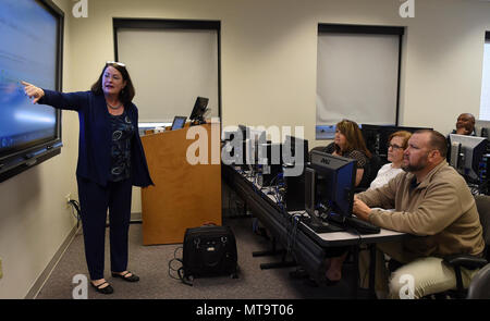 PORTSMOUTH, Virginia (18. April 2017) Während einer Marine Medizin Ost-gehostete Ausbildung Prüfung Bereitschaft, April 17-18, Jeanne Braun von OpenText Public Solutions, Inc., Spaziergänge Finanzen und Logistik Mannschaften von NME, Naval Medical Center Portsmouth und Navy und Marine Corp Public Health Center durch den Einsatz der elektronischen Dokumentenverwaltung. Die Ausbildung umfasst, wie Sie elektronisch Speichern, Austauschen und Verwalten von Dateien, und der Prozess zur Verbesserung der Reaktionszeit für die Prüfung der Anträge und rationeller zu gestalten. NME ist einer von zwei regionalen Befehle, global health care Marine Medizin Netzwerk durch ov verwalten Stockfoto