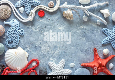 Rahmen aus Muscheln, Steine, Seil und Star Fisch auf Blau strukturierten Hintergrund, Text Raum Stockfoto