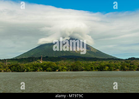 Blick auf Vulkan Concepcion aus eine Fähre auf den Nicaragua See Stockfoto