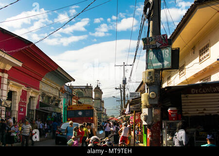 Granada, Nicaragua. Februar 7, 2018. Eine geschäftige Straße in Granada, Nicaragua, gefüllt mit Strassenhändlern, Touristen und Einheimischen Stockfoto