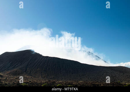 Der rauchende Krater des Vulkan Telica, eine beliebte Touristenattraktion in Nicaragua Stockfoto