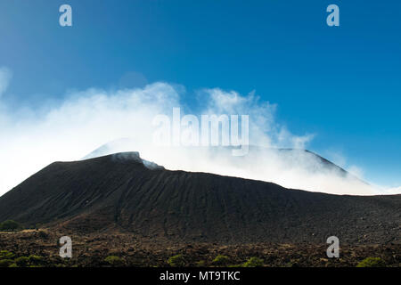 Der rauchende Krater des Vulkan Telica, eine beliebte Touristenattraktion in Nicaragua Stockfoto