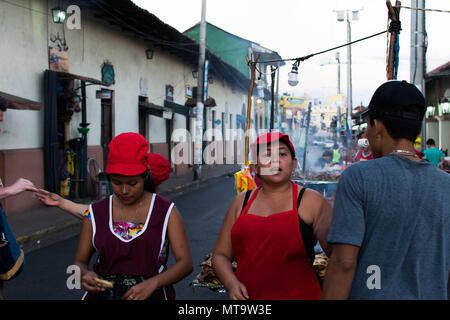 Leon, Nicaragua. Februar 11, 2018. Straßenhändler, gegrilltes Fleisch hinter dem ascencion Kathedrale in Leon, Nicaragua Stockfoto