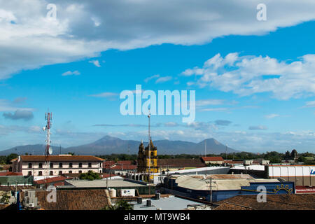 Leon, Nicaragua. Februar 12, 2018. Ansicht der Stadt von Leon von der Oberseite der Muttergottes von der Grace Cathedral Stockfoto