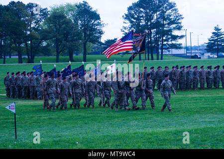 Soldaten vom 1.Bataillon, 26 Infanterie Regiment, 2nd Brigade Combat Team, Luftlandedivision (Air Assault) März mit ihrer Einheit Farben während Ihres bataillons Wechsel der Verantwortung Zeremonie, April 18, 2017, am Fort Campbell, Kentucky. Die Einheit, die in der Vergangenheit Teil der 1 Infanterie Division, war am Fort Campbell im April 2015 wieder reaktiviert. Im Mai 2016, die sie als Teil der 2 BCT in den Irak zur Unterstützung der Operation inhärenten Lösen. (Us-Armee Stockfoto