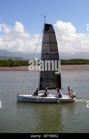 Aus dem Blauen heraus, Wettbewerber in der Port Douglas Race Week, Eingabe von Dickson Einlass, Port Douglas, Queensland, Australien. Keine MR oder PR Stockfoto