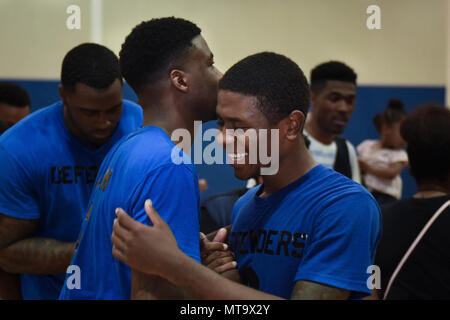 2. Security Forces Squadron Spieler in der Feier Umarmung nach dem gegen das 2 Force Support Squadron Basketball Team in Barksdale Air Force Base, La 18 April 2016 gewinnen. Jerry Cannon III, 2 SFS Spieler, erzielte 12 der 46 Punkte seines Teams im zweiten Spiel in das Turnier gewann, zu helfen. ) Stockfoto