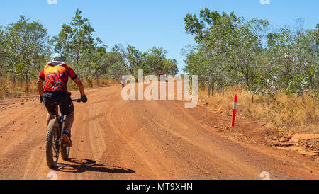 Zwei männliche Radfahrer reiten Mountainbike und fat Bike auf der Gibb River Road, Radfahren die Gibb Herausforderung 2018 Kimberley, WA, Australien. Stockfoto