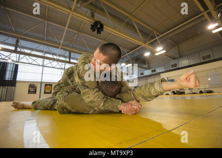 Us-Armee Sgt. Christopher Nathan, führt einen Headlock auf SPC. Jakob Ruth, während der Gemeinsame taktische Combatives Course, auf chièvres Air Base, Belgien, 9. März 2018. Nathan und Ruth sind mit der US-Armee Netzwerk Enterprise Center Beglium, 39 strategisches Signal Battalion. Stockfoto