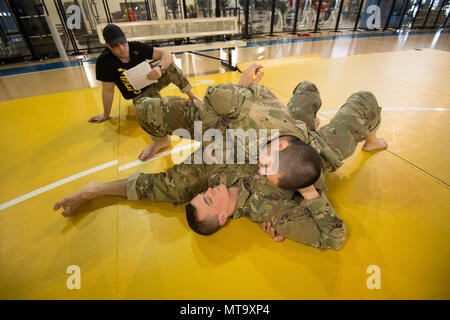 Us-Armee Sgt. William Buttner, mit Bravo Company, die alliierten Streitkräfte im Norden Bataillon, combatives Master Trainer, Uhren Eng wie Sgt. Christopher Nathan und SPC. Jakob Ruth während theJoint taktische Combatives Course Greifer, auf chièvres Air Base, Belgien, 9. März 2018. Nathan und Ruth sind mit der US-Armee Netzwerk Enterprise Center Belgien, 39 strategisches Signal Battalion. Stockfoto