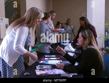 FORT SHAFTER WOHNUNGEN, Hawaii - Familie Readiness Support Assistant Hokulani Bailey, Sitz, mit der 9 Mission Support Command, bespricht zur Verfügung Armee finden Familie Programme ' Dienstleistungen mit einer Familie Bereitschaft Gruppe Freiwilliger an der Daniel K. Inouye komplexen US-Armee Mitte, März 9. Einheit von Freiwilligen und Liebschaften aus Hawaii, Alaska, American Samoa, Südkorea, Guam und Saipan hatte die Chance, Anbieter zu treffen und über Ressourcen, um Ihre Umgebung zu sprechen. Stockfoto