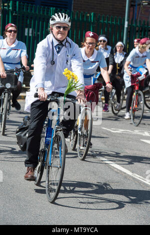 Die Hebamme Fahrradtour in Unterstützung der Jessop Flügel in Sheffield Geld für neue Geburt Pools in der Lieferung Suiten zu heben Anruf Stockfoto