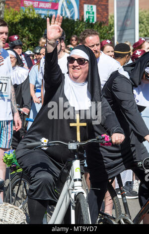 Die Hebamme Fahrradtour in Unterstützung der Jessop Flügel in Sheffield Geld für neue Geburt Pools in der Lieferung Suiten zu heben Anruf Stockfoto