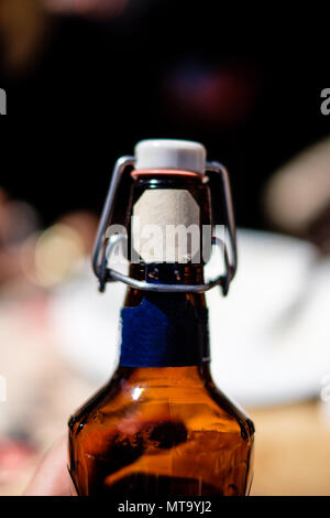 Leer und ohne Branding swing top Flasche Bier leer. Unscharfer Hintergrund, Blue Label Stockfoto