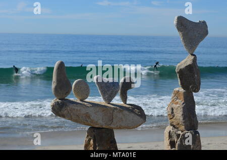 Balancing rocks. Das Wort "Liebe" wird durch die Felsen auf der einen Seite geschrieben. Ein Herz geformten Felsen durch andere Felsen auf der rechten ausgeglichen ist. Surfer Hintergrund. Stockfoto