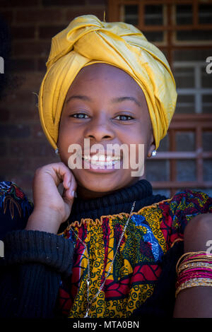 Johannesburg, Südafrika - Unbekannter Schule Kinder, teilweise in traditioneller Kleidung, feiern Afrika Tag Stockfoto