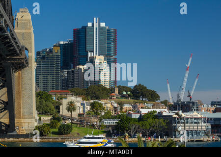 Das historische Viertel The Rocks Viertel von Sydney, einschließlich Observatory Hill, mit neu konstruierten Barangaroo und Sydney CBD Gebäude im Hintergrund gesehen. Stockfoto