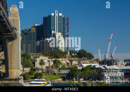 Das historische Viertel The Rocks Viertel von Sydney, einschließlich Observatory Hill, mit neu konstruierten Barangaroo und Sydney CBD Gebäude im Hintergrund gesehen. Stockfoto