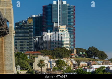 Das historische Viertel The Rocks Viertel von Sydney, einschließlich Observatory Hill, mit neu konstruierten Barangaroo und Sydney CBD Gebäude im Hintergrund gesehen. Stockfoto