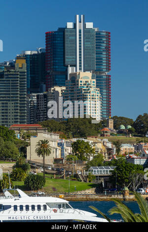 Das historische Viertel The Rocks Viertel von Sydney, einschließlich Observatory Hill, mit neu konstruierten Barangaroo und Sydney CBD Gebäude im Hintergrund gesehen. Stockfoto