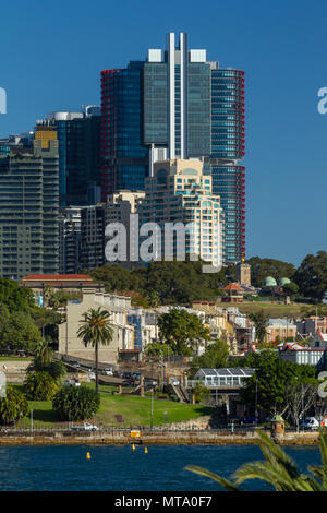 Das historische Viertel The Rocks Viertel von Sydney, einschließlich Observatory Hill, mit neu konstruierten Barangaroo und Sydney CBD Gebäude im Hintergrund gesehen. Stockfoto