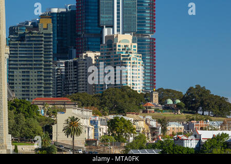 Das historische Viertel The Rocks Viertel von Sydney, einschließlich Observatory Hill, mit neu konstruierten Barangaroo und Sydney CBD Gebäude im Hintergrund gesehen. Stockfoto