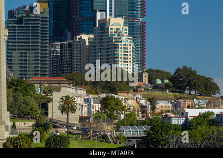 Das historische Viertel The Rocks Viertel von Sydney, einschließlich Observatory Hill, mit neu konstruierten Barangaroo und Sydney CBD Gebäude im Hintergrund gesehen. Stockfoto