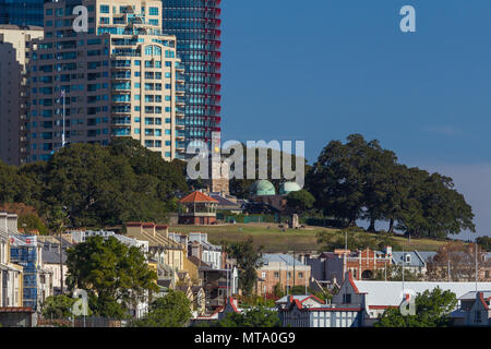 Das historische Viertel The Rocks Viertel von Sydney, einschließlich Observatory Hill, mit neu konstruierten Barangaroo und Sydney CBD Gebäude im Hintergrund gesehen. Stockfoto