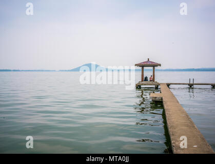 Pavillon in der Mitte der liyuan Park am Donghu Ost see und Moshan Hügel im Hintergrund in Wuhan Hubei China Stockfoto