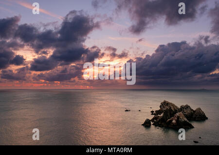 Sonnenuntergang über Gannett Rock, Alderney Stockfoto