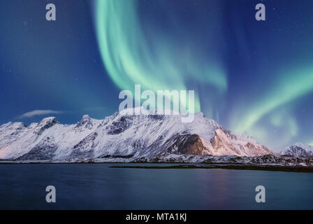 Nordinsel Licht unter Bergen. Wunderschöne natürliche Landschaft im Norwegen Stockfoto