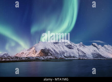 Nordinsel Licht unter Bergen. Wunderschöne natürliche Landschaft im Norwegen Stockfoto