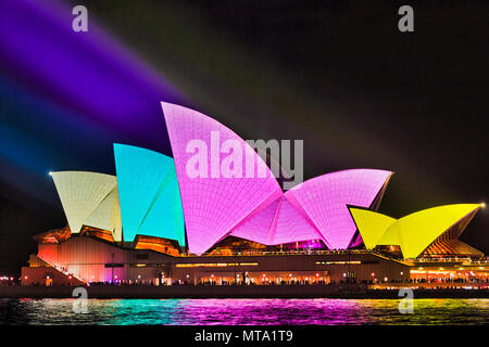 Sydney, Australien - 25. Mai, 2018: die Stadt Sydney Wahrzeichen von Sydney Opera House am Hafen am Wasser während der jährlichen Light Show aus Musik, Licht und Ideen Stockfoto