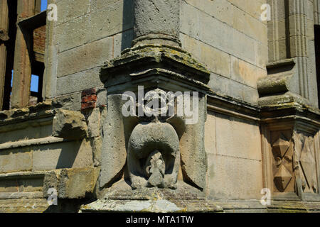 Groteske Wasserspeier Carving in Stein auf der Seite von einem verlassenen Britischen Manor House Stockfoto