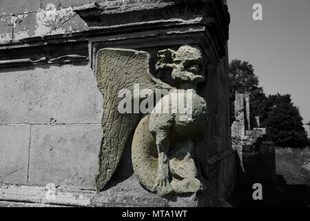 Groteske Wasserspeier Carving in Stein auf der Seite von einem verlassenen Britischen Landsitz mit Selektive Farbe Stockfoto