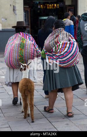 CUSCO, PERU - Januar 5, 2018: Nicht identifizierte Frauen auf der Straße von Cusco, Peru. Die gesamte Stadt Cusco wurde von der UNESCO zum Weltkulturerbe i Stockfoto