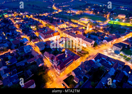 Stadt Krizevci Antenne panorama Nachtaufnahme, Prigorje Region von Kroatien Stockfoto